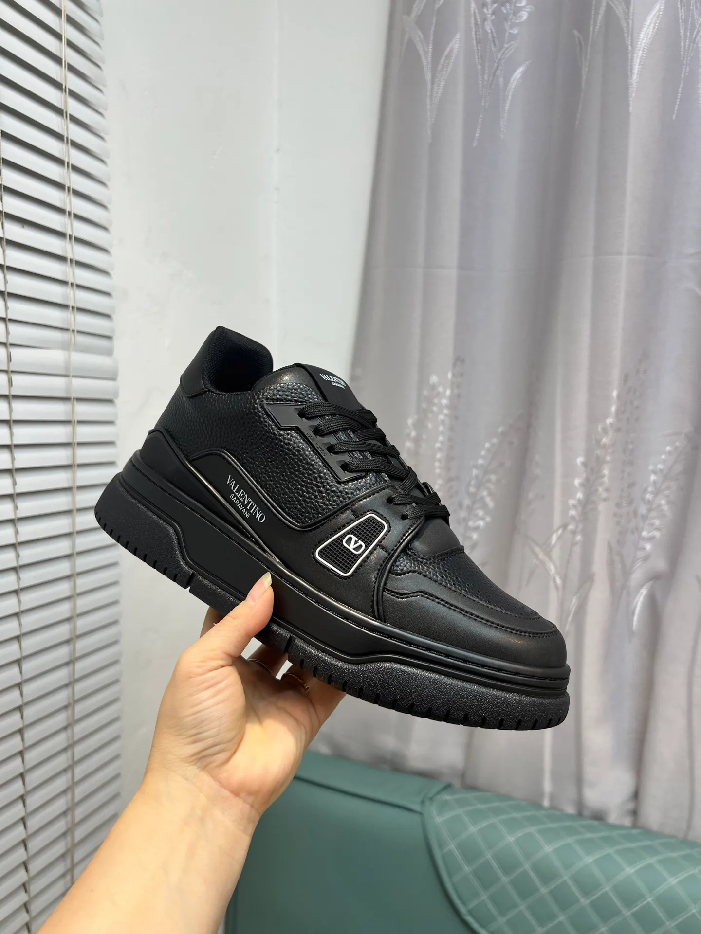 Men's Men's Shoes 💰660 Valentino 2023 early autumn new star shoes are now online! Wang Hedi and Ren Jialun have been worn by many celebrities. Who can refuse the same couple shoes as Wang Hedi! The design of Stars Stab My Heart is cool and spicy. The material of the shoes is cowhide, and every color is beautiful! Size 35-40, men’s size 39-44 (women’s 41, men’s 38, 45🉑️customized)
